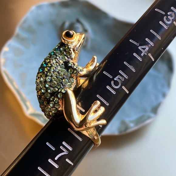 Encrusted with green crystals gold tone frog ring - Picture 3 of 10